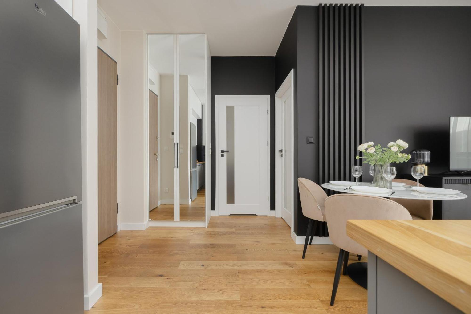 Cozy With Air Conditioner And Parking By Renters Leilighet Warszawa